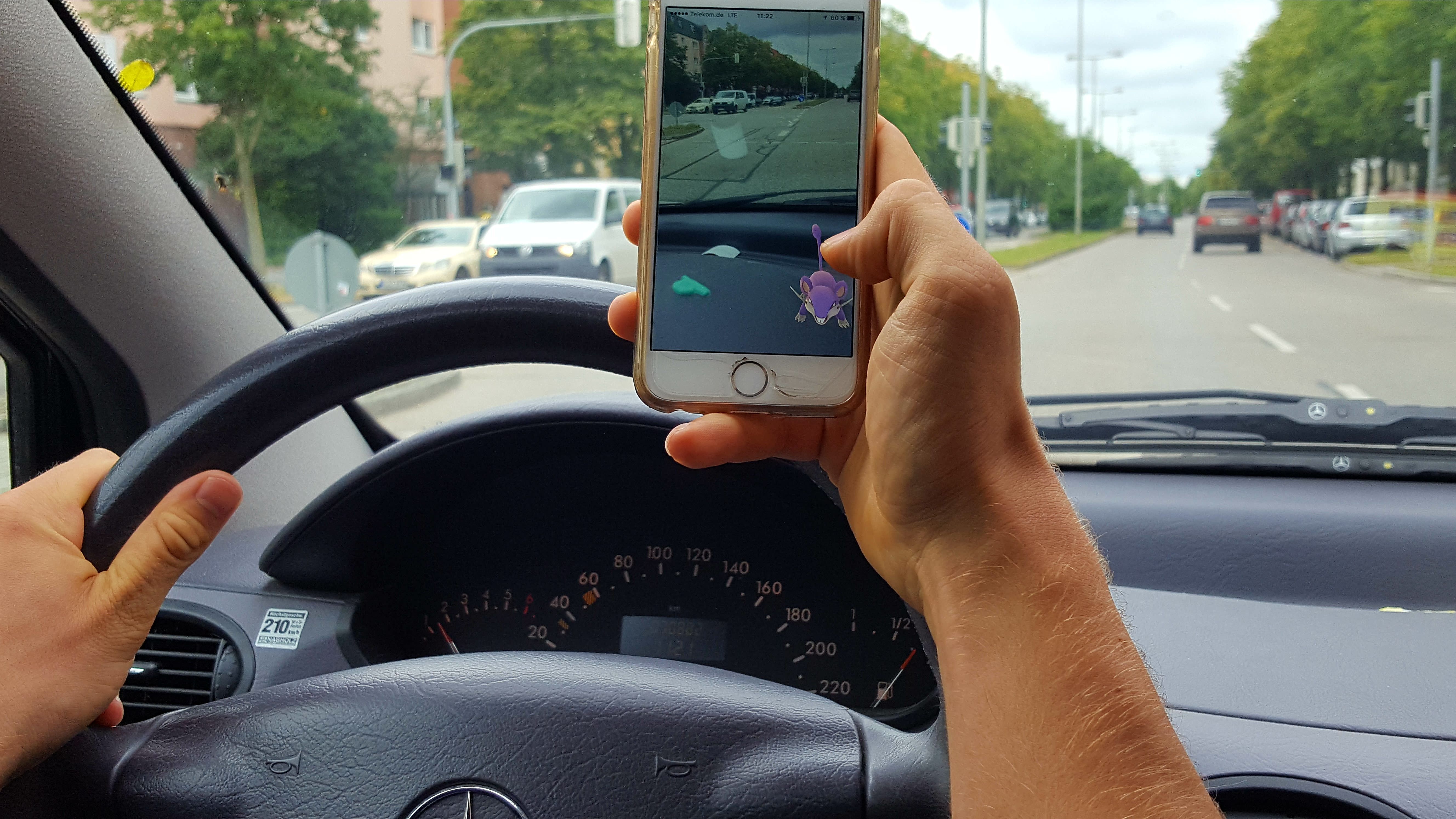Pokémon Go – kein Spiel für den Straßenverkehr - ADAC warnt vor der Gefahr durch Ablenkung bei neuem Handyspiel - Eltern sollten Spiel mit Kindern ausprobieren (Foto: ADAC)0