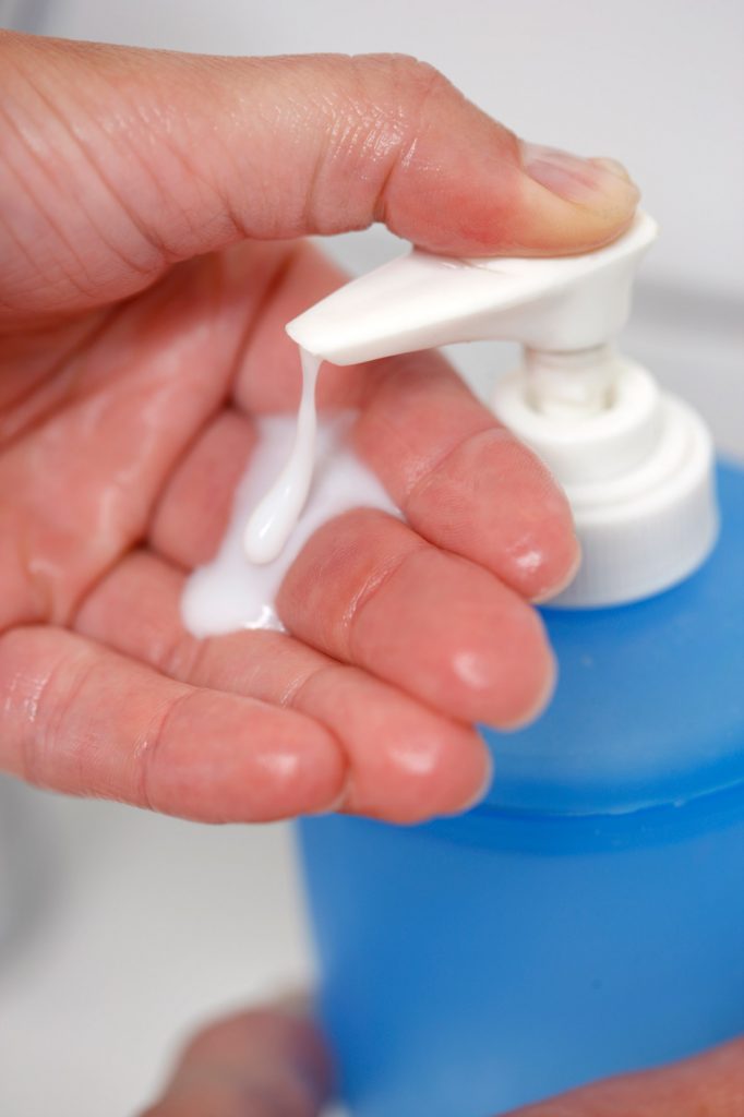 Regelmäßiges Händewaschen hilft, sich vor der Ansteckung mit Viren zu schützen. (Foto: AOK-Mediendienst)