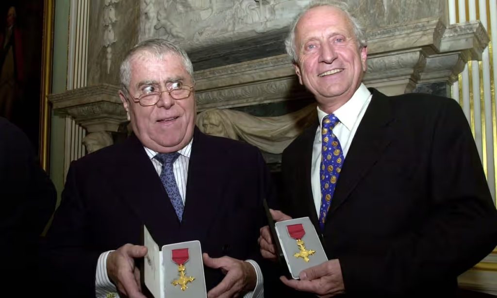 Albert Roux (links) und sein Bruder Michel nach der Verleihung der Ehren-OBEs im Jahr 2002. Foto: Johnny Green/PA
